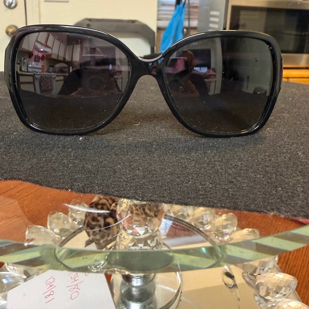 CHANEL Black Sunglasses - Picture 3 of 8